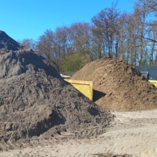 Jordhåndtering med opbevaring af forskellige typer jord på plads