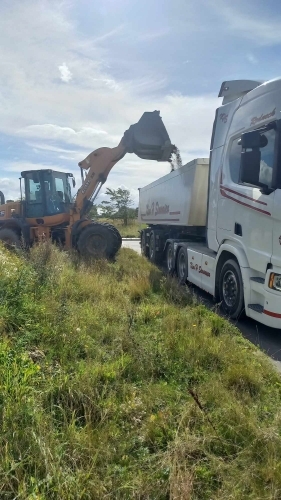 Afhentning og bortkørsel af jord med lastbil og læsning med grab
