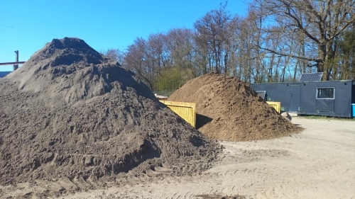 Jordhåndtering med opbevaring af forskellige typer jord på plads