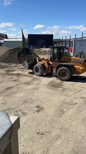 Læsning og bortkørsel af jord med gummiged på byggeplads